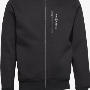 Sail racing  - Säljer min sail racing bowman zip hoddie som inte kommer till användning. I jätte fint skick och använd ungefär 5 gånger. Köpte den för 1300kr på boozt. Skriv för fler bilder 💖 i storlek L men passar också M