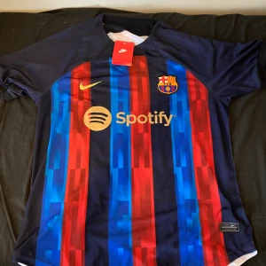 Barcelona Hemma ställ 22/23 - Barcas nya hemma ställ. Oanvänd. Kvitto saknas. Priset kan diskuteras 
