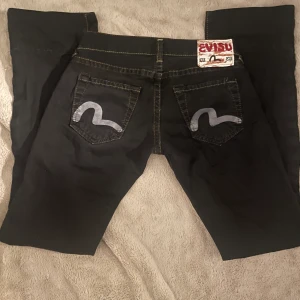 Evisu - Snygga lågmidjade evisu jeans!! Säljer då jag inte använder dem;( midjemått tvärs över :38cm Innerbenslängd:84💕 ⚠️fler frågor om bild eller annat kom priv ! Svarar så snabbt jag kan. Många intresserad! Köp direkt för 600