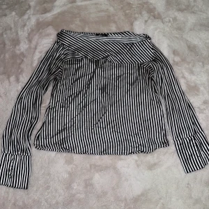 Blus - Randig svart vit blus från Gina tricot i storlek 42, inga defekter! 