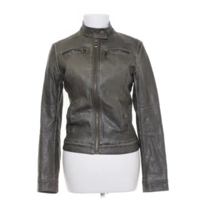 Skinnjacka  - Gråaktig skinnjacka köpt på Sellpy, skriv vid frågor☺️