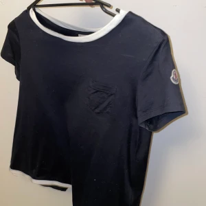 Äkta Moncler T-shirt - Svart t-shirt med snygg öppning i ryggen knappt använd i bra skick storlek xs