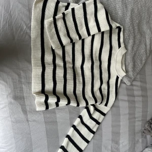 Populär tröja från HM  - Snygg, populär tröja från HM! Oversize och så gosig. Passar till allt! Använd och älskad men ser ut som ny. Fint skick! 