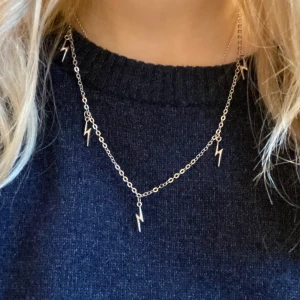 Blixthalsband  - Silvrigt blixthalsband som knappt är använt💕💕 Frakt 13kr💕💕