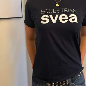 En helt oanvänd Svea equestrian tröja som jag köpte då jag inte viste att det var ett ryttarmärke. Som sagt aldrig använd och därför i mycket bra skick. 