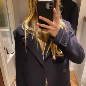 Kort marinblå kappa - En fin kort marinblå kappa. Skriv privat för fler bilder ❤️ 