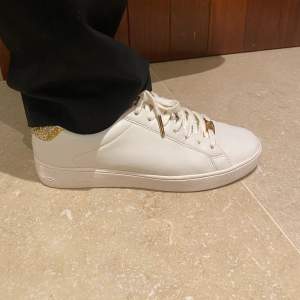 Dessa jättesnygga skor som passar perfekt till stockholmsstilen. De är vita och har snygga gulddetaljer, de är sparsamt använda. Köpt pris 1200kr