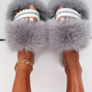 Tofflor med fluff  - Tofflor. Små i storleken 