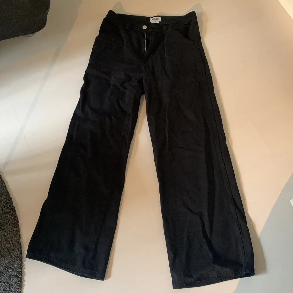 Svarta weekday jeans, använda ca 2-3 gånger!  Som nyskick. En lite vidare modell. Låg midja Passar om man är runt 160 i längden. Jeans & Byxor.