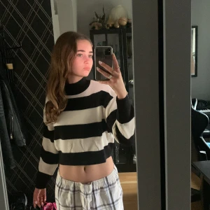 Stickad tröja - Säljer denna stickade tröjan från h&m. jag har Aldrig använt den så den är nyskick❤️