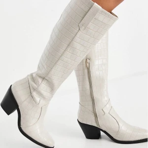 Nya cowboyboots  - Jättefina krokodilskinnsmönstrade cowboystövlar i storlek 37! Använda en gång så i nyskick! Köpta för 700kr. Köparen står för frakt🌸🌸