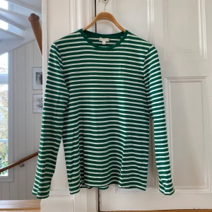 Longsleeve Cos - En grönvit randig longsleeve fråm Cos