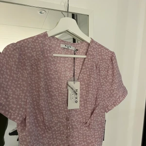 Blus/tröja - Superfin blus med knäppning. Oanvänd med lapp kvar. Från NAKD