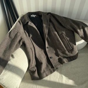 Weekday jacka XS - Rutig jacka från WEEKDAY i storlek XS. Endast använd ett fåtal gånger, som ny utan defekter/fläckar etc. Köparen står för frakt på 66kr spårbart, annars möts jag upp i centrala Göteborg! 