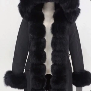 Fatima Parka - SALU! Fatima parka använd 2 gånger. Säljer då den inte passar min stil längre. Super snygg och jätte fin passform. Äkta päls. Köpt på butik garoff för 4000kr. 