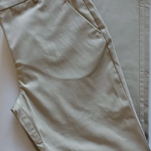 Kostymbyxa units five - Endast provade , fin byxa i beige färg storlek 25