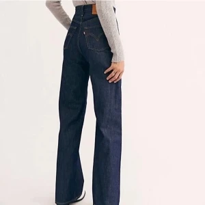 Levi jeans - Säljer dessa superfina Levi jeans som tyvärr inte passade mig💙 de är insydda med ca 1cm i midjan hos skräddaren, skicka för fler bilder! Superfint material och unik färg