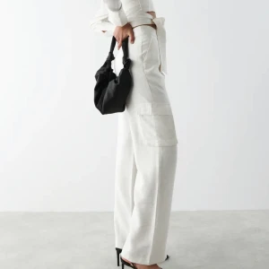 Cargopants i linne - Ljus beiga cargo byxor i linnematerial. Knappt använda! Nypris 600kr