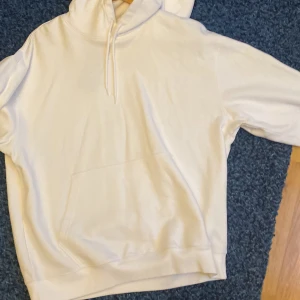 Vit hoodie från Weekday storlek s - Helt oanvänd vit hoodie från weekday, lapp finns kvar i tröjan, originalpris vid köp 350 nu 400. Säljer för 150 plus frakt.