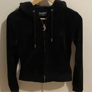 Juicy Couture set - Säljer nu mitt juicy couture set, det är i storlek S. Och använt 2 gånger, men har gått upp i vikt så det passar inte längre..   