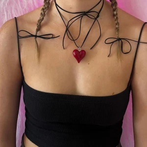 Halsband - Finaste halsbandet som kan knytas på olika sätt. Berlocket är i glas🧚🏼‍♀️Köpt från jewelzbymealz på instagram för ca 400kr inkl tull och frakt. Jag bjuder på frakten!