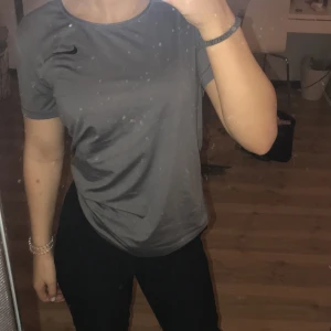 Grå tränings tröja ifrån Nike - En grå super skön tränings tröja ifrån Nike den är i storlek M men passa mig som är S passar M också så klart!❤️❤️ skriv vid frågor pris kan diskuteras. Nu står för frakten!❤️