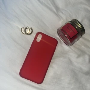 1 Rött skal till iphone xs❤️ - Rött skal. Skalet är lite smutsigt men man ser det inte om man inte kollar nära!