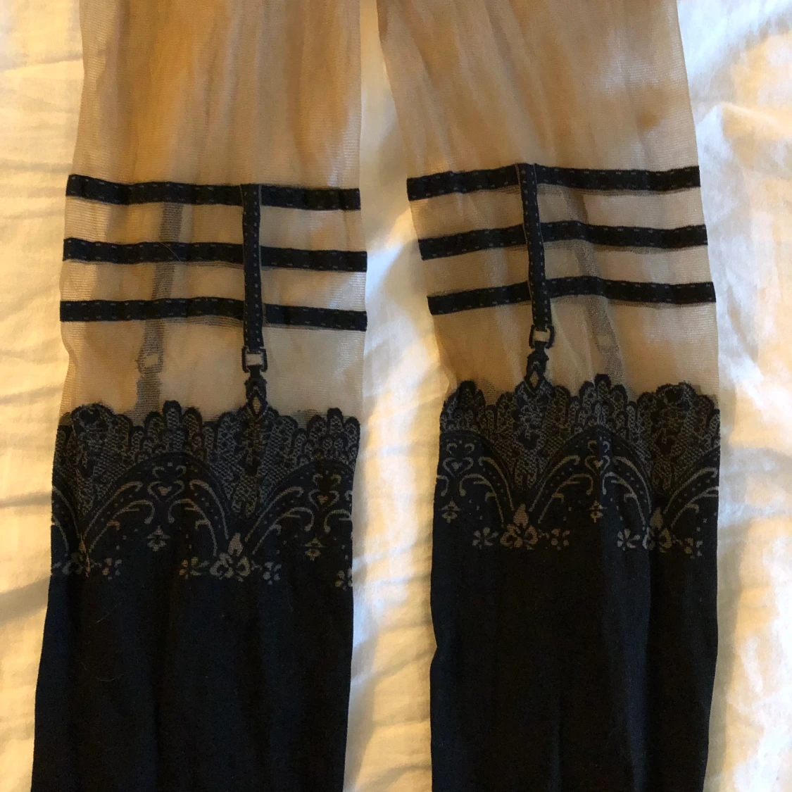 Strumpbyxor med spets- & strumpebandsmotiv - 90