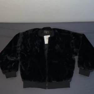 Svart faux fur bomberjacka från SIKSILK - Köpte från zalando och den passade inte min stil. Har inte haft på mig den utomhus, endast prövat den hemma. Lappen finns kvar.