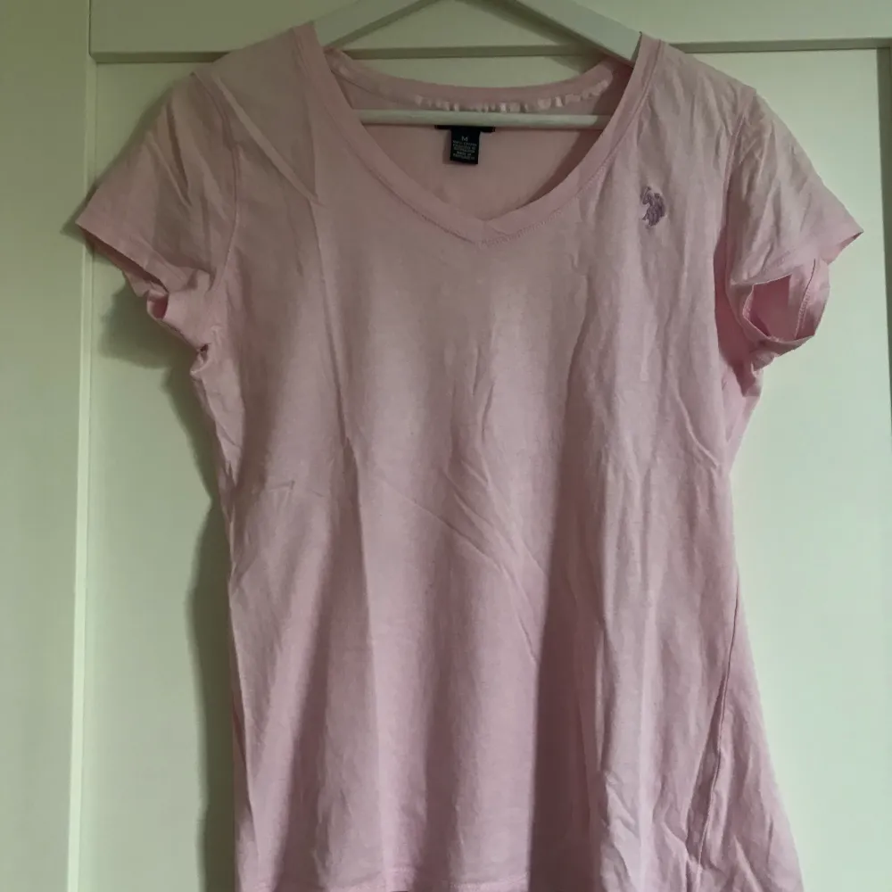 Rosa t-shirt från polo. Står att den är storlek M men tycker mat att den är en S. Är i väldigt bra skick.. T-shirts.