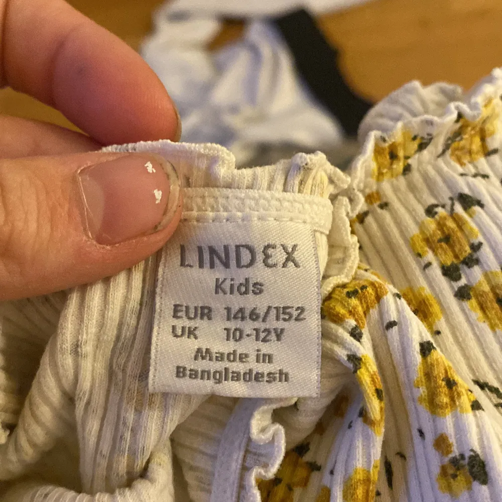 Somrig och härlig topp från Lindex. Fint skick och knappt använd.. Toppar.