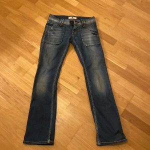 Lågmidjade fornarina jeans - Lågmidjade fornarina jeans med fickor fram och bak. Väldigt fint skick och knappt använda.mörkblåa med ljusare nyans på knäna. Skriv för mer info. (Obs! Ganska tajta)