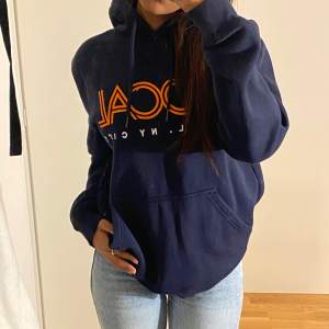 Snygg Mörkblå hoodie i storleken xs, aldrig använd💗