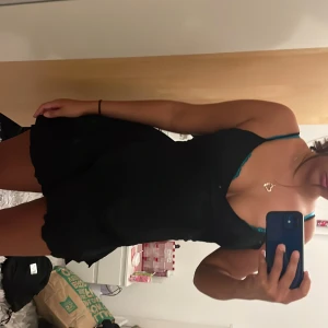 Omlottklänning - Jätte gullig omlottklänning från H&M. Tunna fina band på axlarna, super fin urringning och korsade volanger på nedre delen av klänningen🫶🏻💛 väldigt figurnära och ger fina kurvor👍🏼 aldrig använd och säljer för att den är För liten på mig