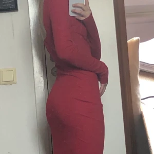 Röd klänning  - Säljer den här super söta klänningen i storlek s 