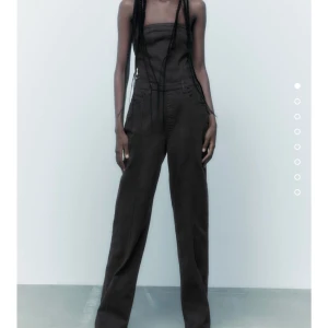 Byxdress från Zara - Säljer denna supersnygga byxdressen från Zara. Bilderna är lånade från hemsidan, skriv till mig så får ni bilder från mig ❤️ den är endast använd en gång 