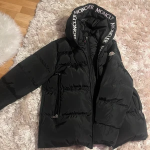 Moncler jacka - Inte äkta! Moncler vinter jacka, den är helt ny och endast testad, jag är 184 och väger 85, passar mig perfekt, så storlek M  Skickas mot betalning eller möts upp i Linköping.