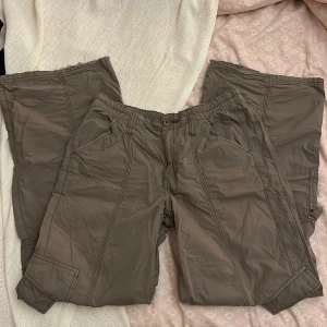  Cargo pants från urban outfitters i storlek S - Nu säljer jag mina skitcoola cargo pants för att dom inte är min still längre. Dom är köpta på urban outfitters för 700kr men säljer för 300kr. Dom är lite slitna nere vid fötterna men de inget man märker. Jag är 1,67 cm och dom är bra i längden på mig💓