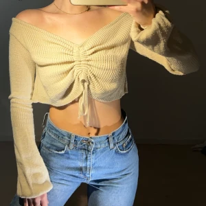 Stickad tröja, från Madlady - Sparsamt använd, något nopprig men inte mycket. Går att ta bort