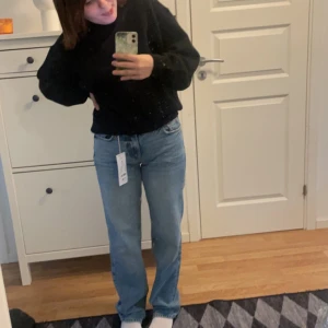 Jeans storlek 34 - Hej säljer mina lågmidjade jeans för 500 helt nya köpa idag men dom är för små för mig 