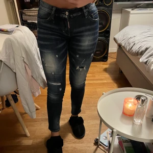 Dsquared2 jeans  - Storlek 28 passar 34/36. Lågmidjade
