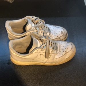 Air Force 1 - Vita Air Force 1 storlek 44,5 Riktigt trasiga med hål Originalkartong finns