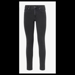 Lee Jeans Scarlett  - Slim från Lee Jeans Scarlett Skinny från Lee. Skön stretchdenim i smal passform med smala lår och avsmalnande benslut. Klassisk femficksmodell med dekorstickade sömmar.