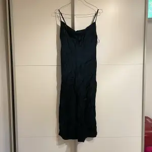 Jättesnygg klänning från Zara. Skrynklig på bild pga legat i påse. Kan skicka bilder på vid intresse