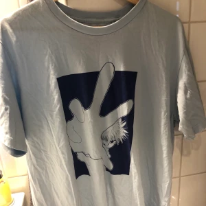 Hxh tröja - Säljer en hunter x hunter tröja med tryck på. Aldrig haft på mig den därför är den i bra skick! Kan skicka mer bilder om det behövs.