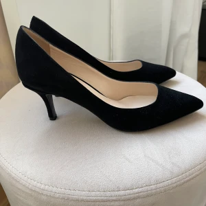 Pumps Rizzo klackhöjd 4cm  - Helt nya oanvända pumps från Rizzo.  Nypris 1799  Otroligt sköna (haft samma förut)  Klackhöjd: ca 4 cm  Storlek 37 men motsvarar 38!