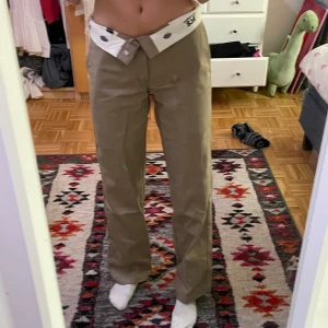 Dickies byxor - Trendiga dickies byxor i bra skick. Jag är 173cm lång och har normalt S. Hör av dig vid frågor eller funderingar. Betalning sker via swish. 💗