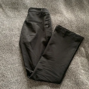 Bikbok kostymbyxor - Svarta kostymbyxor från Bikbok. Slim fit med utsvängda ben. Skriv för fler bilder.