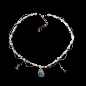 Handgjort halsband  - Ett blått dainty halsband. Halsbandet är justerbart och det är fri frakt:)