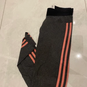 Adidas leggings  - Säljer dessa adidas leggnings för 300kr